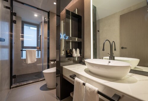 World Hotel (Jinan CBD Dingjiazhuang Subway Station)
