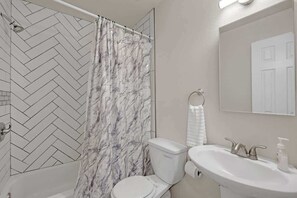 Shower, hair dryer, towels - Isla Bonita 3 Summary (Galveston)