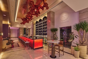 4 bars/lounges