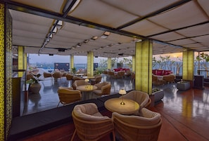 4 bars/lounges - ICONIQA Hotel, Mumbai International Airport (Mumbai)