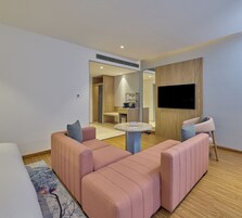 Lux King Room | Κλινοσκεπάσματα υψηλής ποιότητας, πουπουλένια παπλώματα, μίνι μπαρ 
