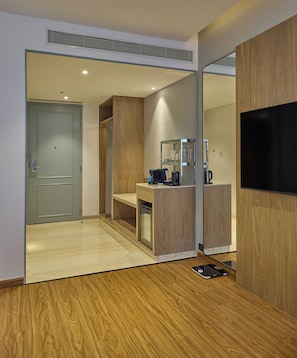 Lux King Room Smart Laundry, Espresso Machine and Non-Alcoholic Mini Bar | Premium bedding, down comforters, minibar, in-room safe