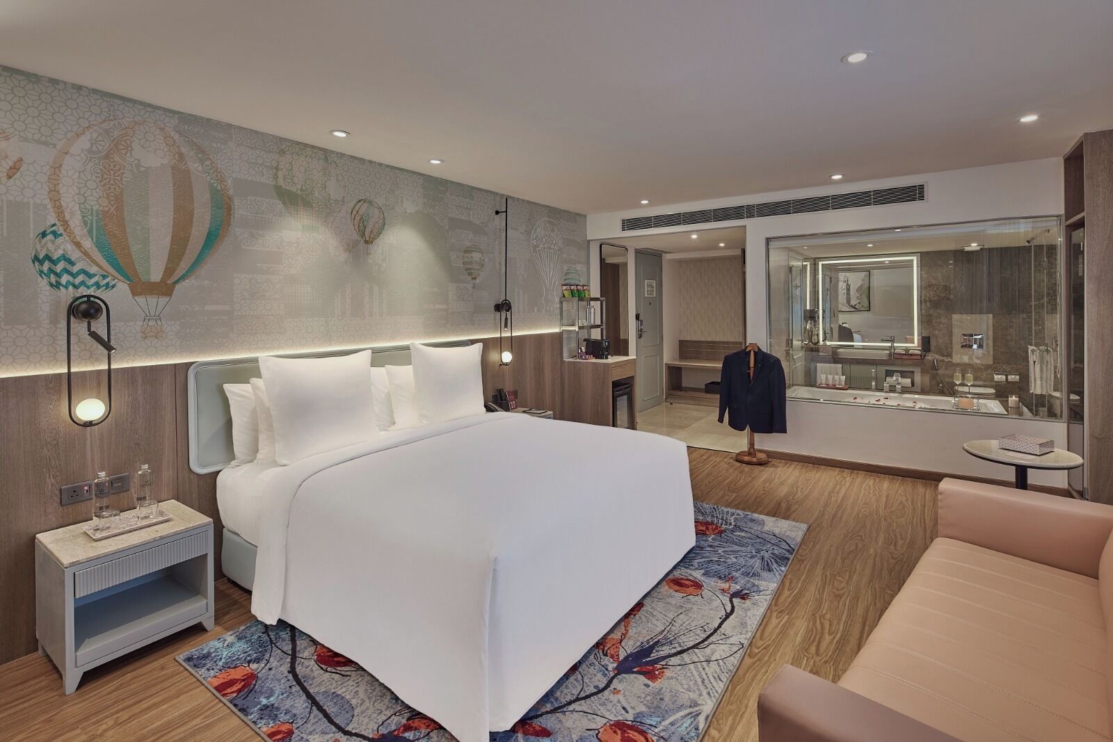 Ropa de cama de alta calidad, cubrecamas y minibar 