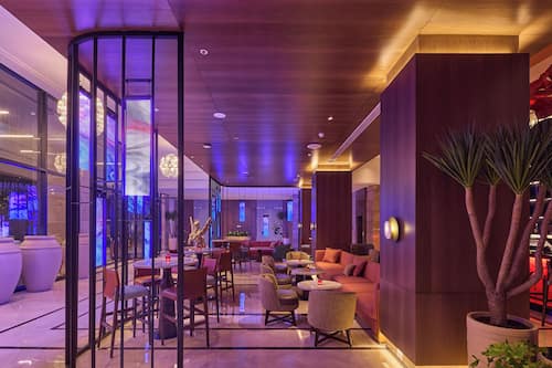 4 bar/lounge