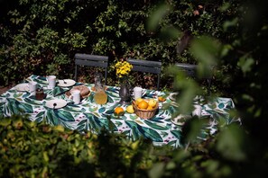 Outdoor dining - Green Hill Apartment In Tuscan Countryside (Siena)