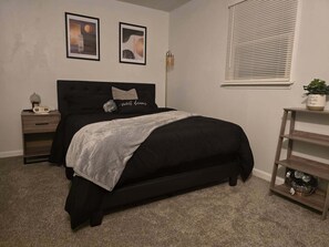 3 室のベッドルーム、WiFi (無料)、ベッドシーツ