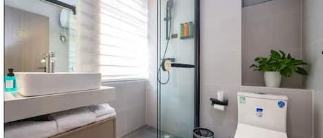 Basic Double Room, Non Smoking, Courtyard Area | Bathroom | Shower, free toiletries, hair dryer, towels