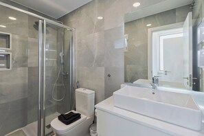 Een douche, een bidet, handdoeken