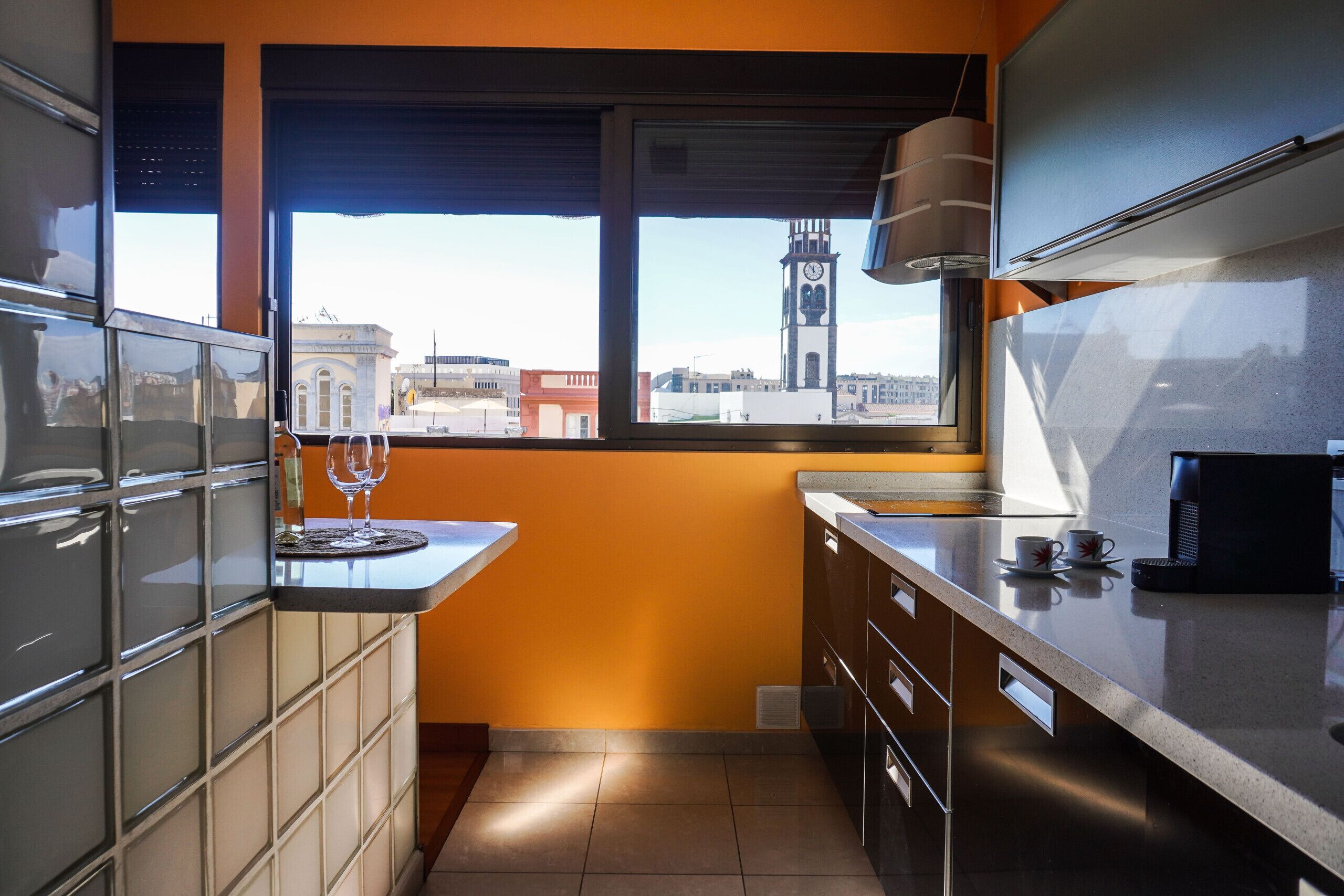 Réfrigérateur, micro-ondes, cafetière/bouilloire, bouilloire électrique