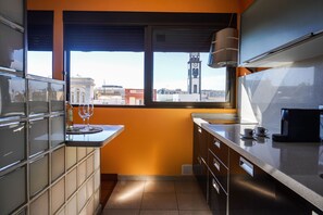 Kühlschrank, Mikrowelle, Wasserkocher mit Kaffee-/Teezubehör