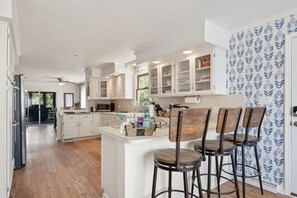 Kjøleskap, mikrobølgeovn, ovn og kokeplater