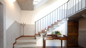 Un escalier avec une rampe en bois et une zone de palier recouverte de moquette.