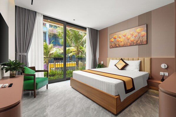 Desk, blackout curtains, soundproofing, free WiFi