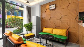 Deluxe-Villa | Wohnbereich | Fernseher, Bücher