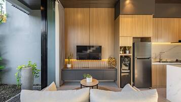 Villa Deluxe, 2 habitaciones, vista al jardín | Área de sala de estar | Televisión de pantalla plana