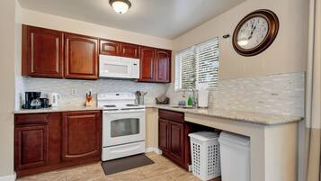 Full-sized fridge, microwave, oven, stovetop