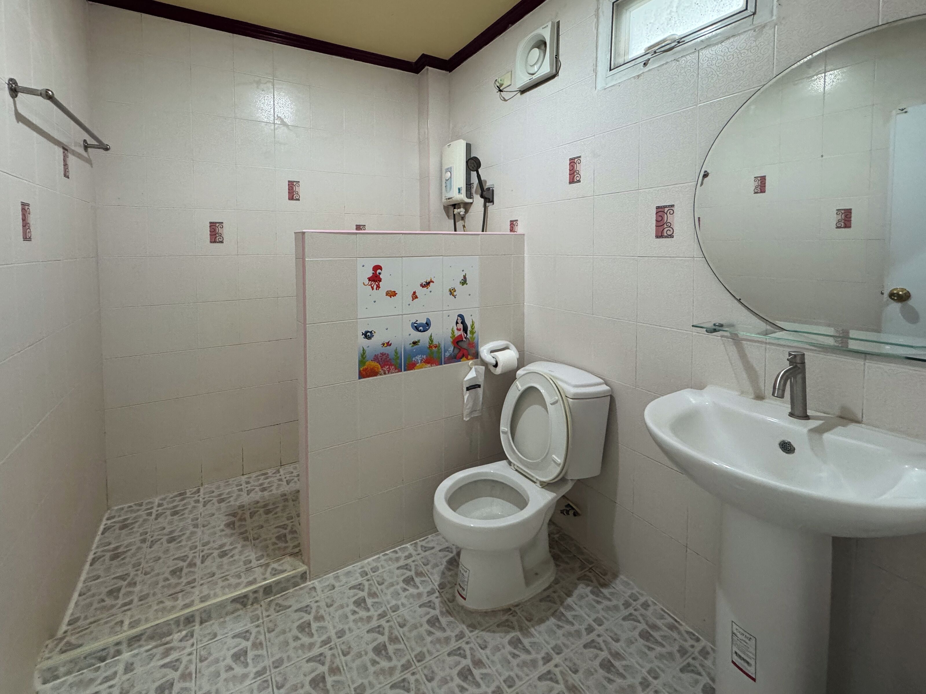 Un baño con inodoro, lavamanos y ducha.