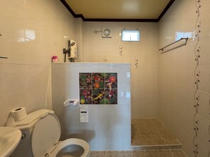 家庭房 | 浴室 | 淋浴设施、毛巾、肥皂、洗发水