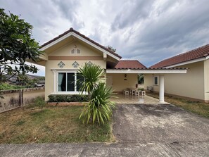 Family Room | Free minibar items, desk, free WiFi, bed sheets - Aivarata Resort (Soi Dao)