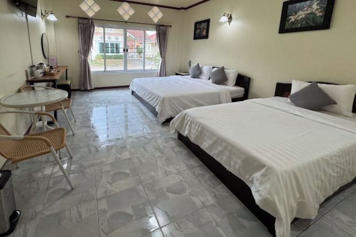 Minibar với thức ăn, đồ uống miễn phí, bàn 