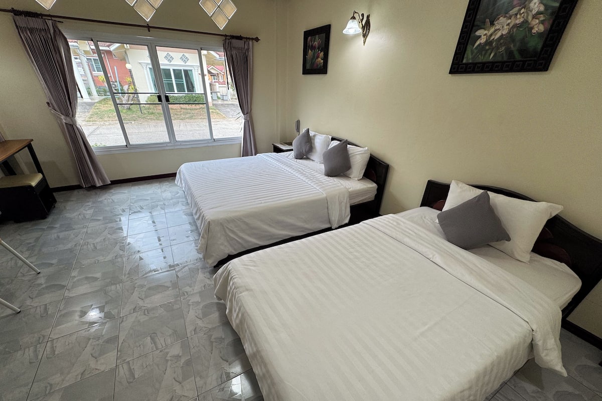 Habitación triple superior | 1 habitación, artículos del minibar gratis, escritorio y wifi gratis