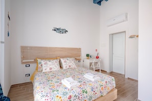 Habitación doble superior, balcón, vista a la ciudad | Espacio para trabajar con laptop y wifi gratis 