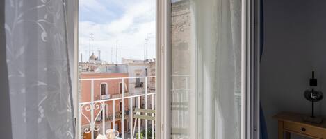 Superior-Doppelzimmer, Balkon, Stadtblick | Laptopgeeigneter Arbeitsplatz, kostenloses WLAN