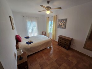 3 chambres, fer et planche à repasser, lit parapluie, Wi-Fi gratuit