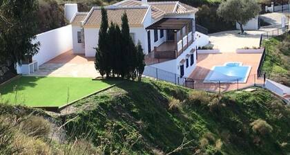 Beautiful Villa 3 Bedrooms, 2 Bathrooms, A/C, Private Pool & BBQ