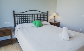 3 chambres, fer et planche à repasser, draps fournis