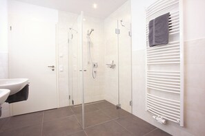 Een douche, een haardroger, handdoeken