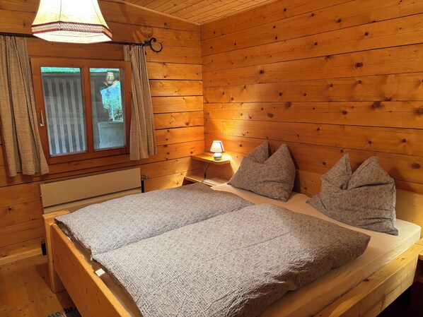 2 bedrooms, travel crib, bed sheets