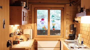 Køleskab, ovn, kogeplade, kaffe-/temaskine