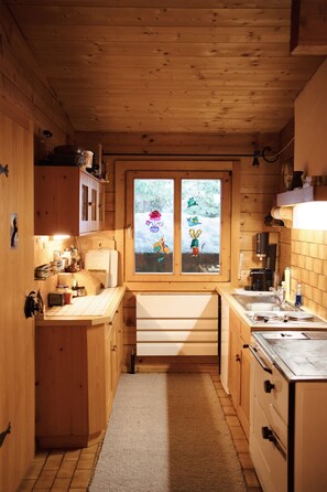 Refrigerador, horno, parrilla de estufa y cafetera y tetera 