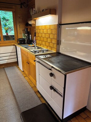 Fridge, oven, stovetop, coffee/tea maker