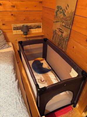 2 habitaciones, cuna de viaje y ropa de cama 