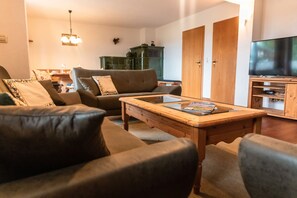 TV, fireplace, stereo