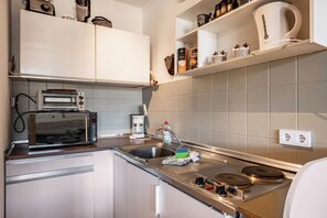 Réfrigérateur, micro-ondes, four, plaque de cuisson