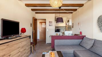 Fernseher, Tischtennisplatte, Stereoanlage