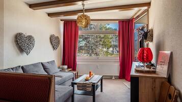 Fernseher, Tischtennisplatte, Stereoanlage