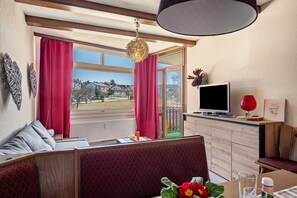 TV, tavolo da ping pong, impianto stereo