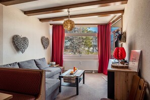 Fernseher, Tischtennisplatte, Stereoanlage