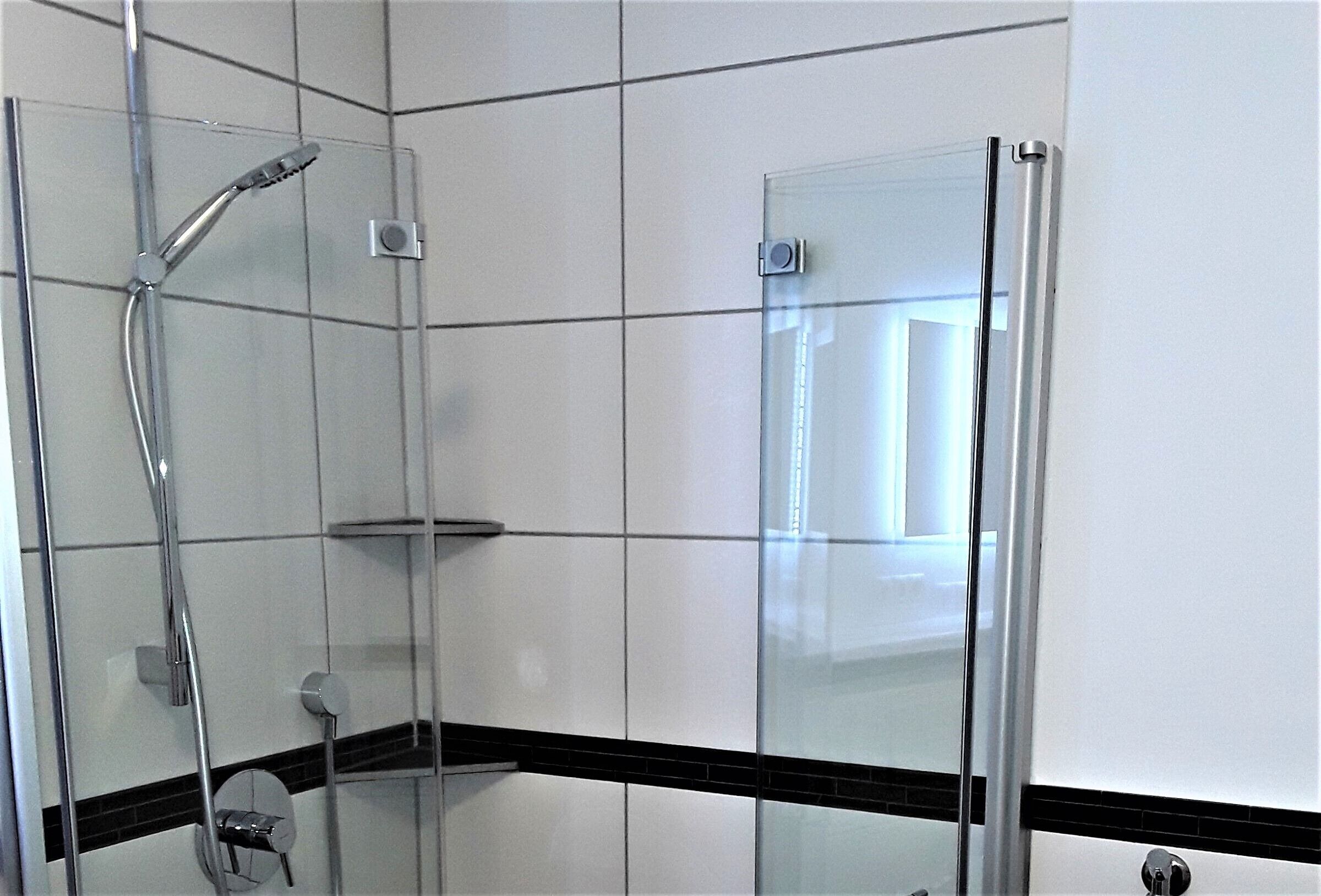 Dusche, Haartrockner, Handtücher