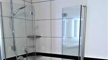 Dusche, Haartrockner, Handtücher