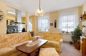 TV, DVD player, stereo - Apartment 'Gisela' with Shared Terrace, Shared Garden and Wi-Fi (Staßfurt)