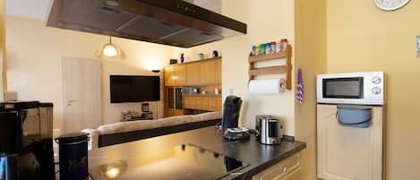 ثلاجة، ميكروويف، فرن، موقد طهي مسطح