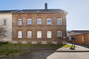 Exterior - Apartment 'Gisela' with Shared Terrace, Shared Garden and Wi-Fi (Staßfurt)