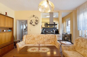 Televisión, reproductor de DVD, estéreo