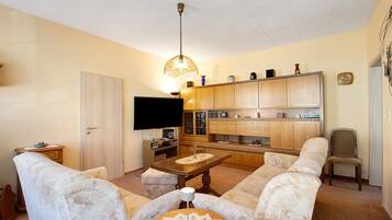Fernseher, DVD-Player, Stereoanlage