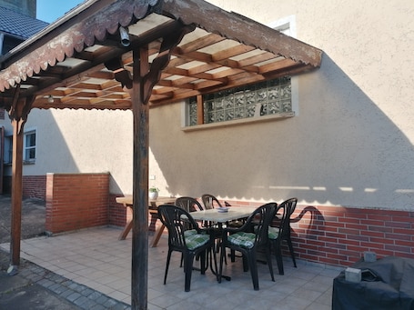 Outdoor dining. Holiday Apartment 'Auf Dem Land' with Shared Terrace, Shared Garden and Wi-Fi